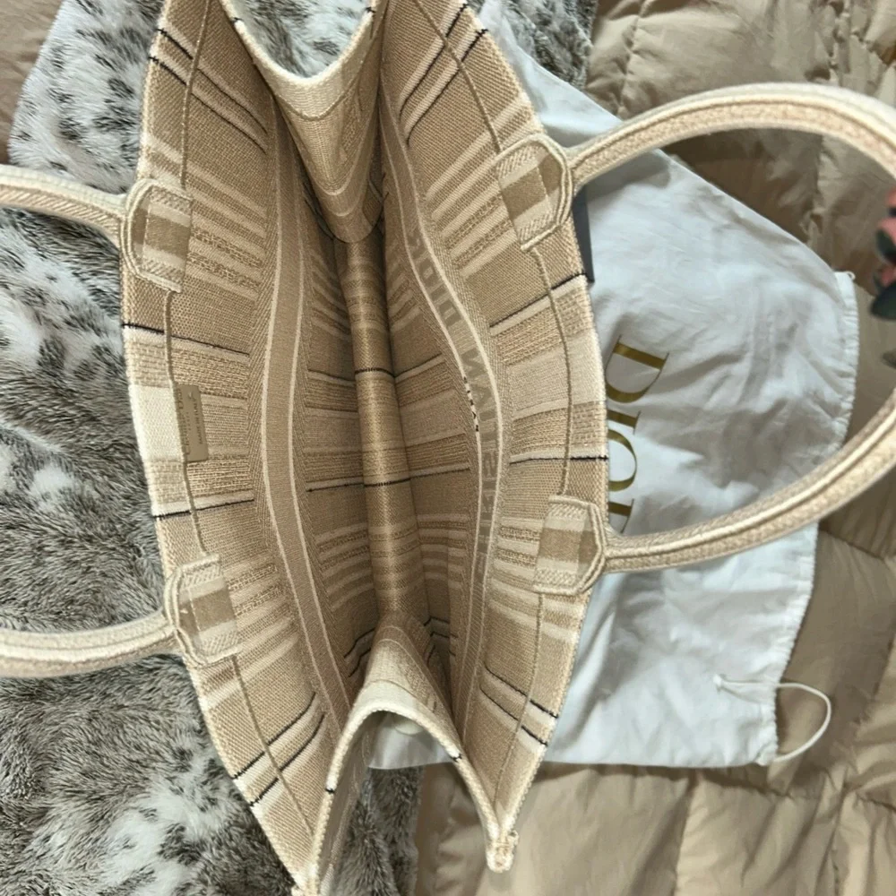 Dior Beige Tote Bag - LARGE - Picture 4 of 9